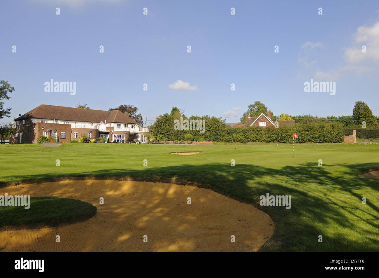 Blick über Bunker für das 18. Grün und das Clubhaus Wrotham Heath Golf Club Sevenoaks Kent England Stockfoto