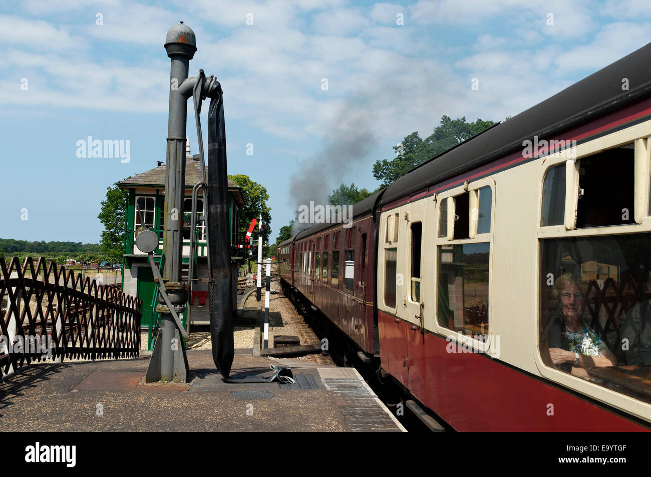 North Norfolk Railway Regen Abfahrt Bahnhof am Holt, Norfolk, England. Stockfoto