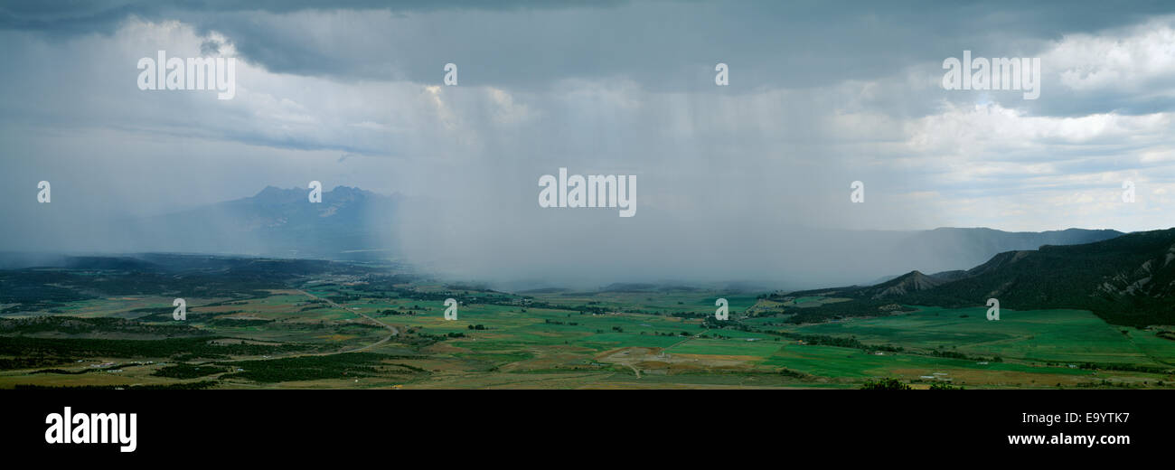 Landwirtschaft - nähert sich Sturm über landwirtschaftliche Flächen / Southern Colorado, USA. Stockfoto