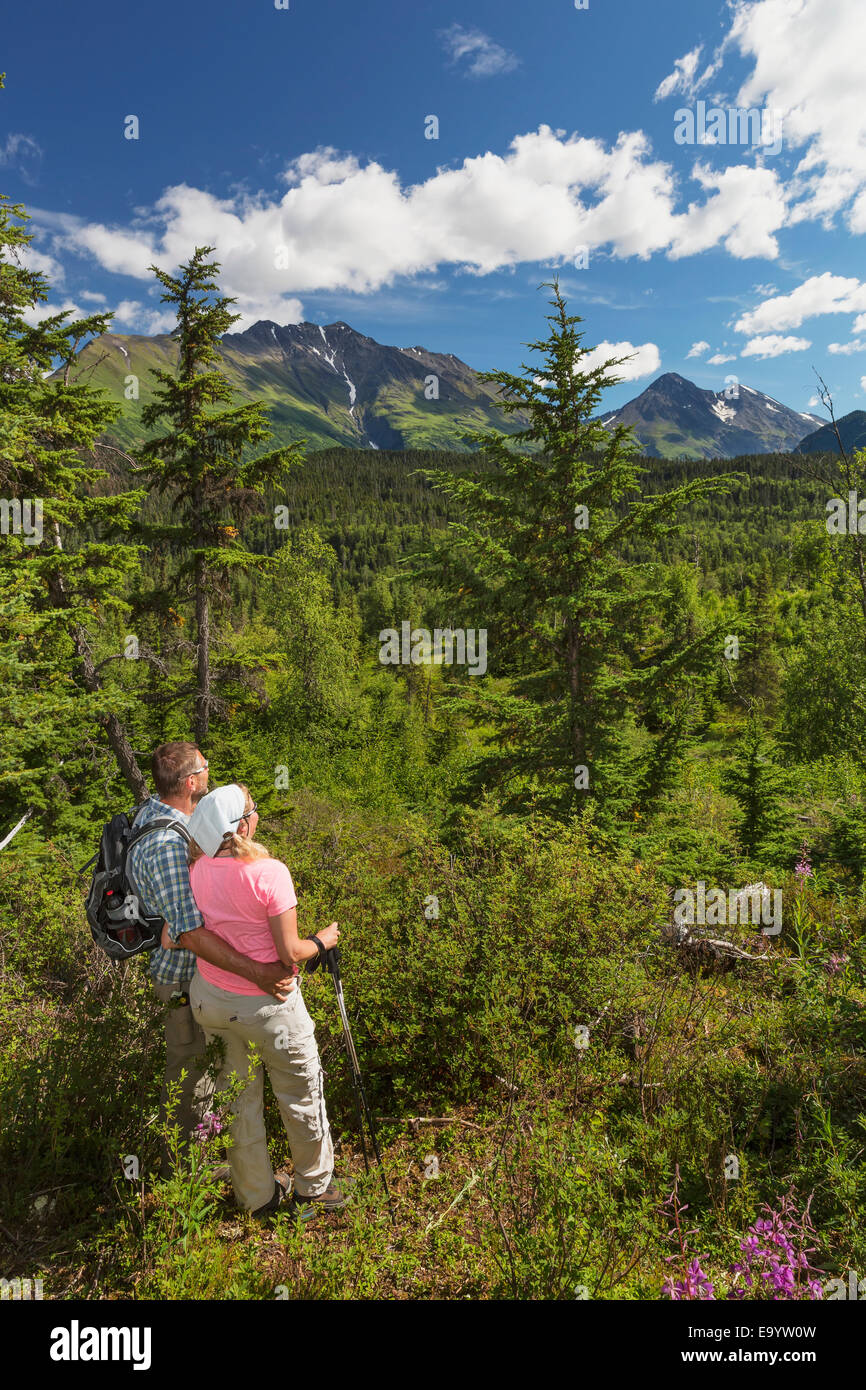 Paar Wandern und die Aussicht genießen, Kenai Mountains in der Rückseite geschliffen, Moose Pass, Kenai Penninsula, Yunan Alaska, USA. Stockfoto