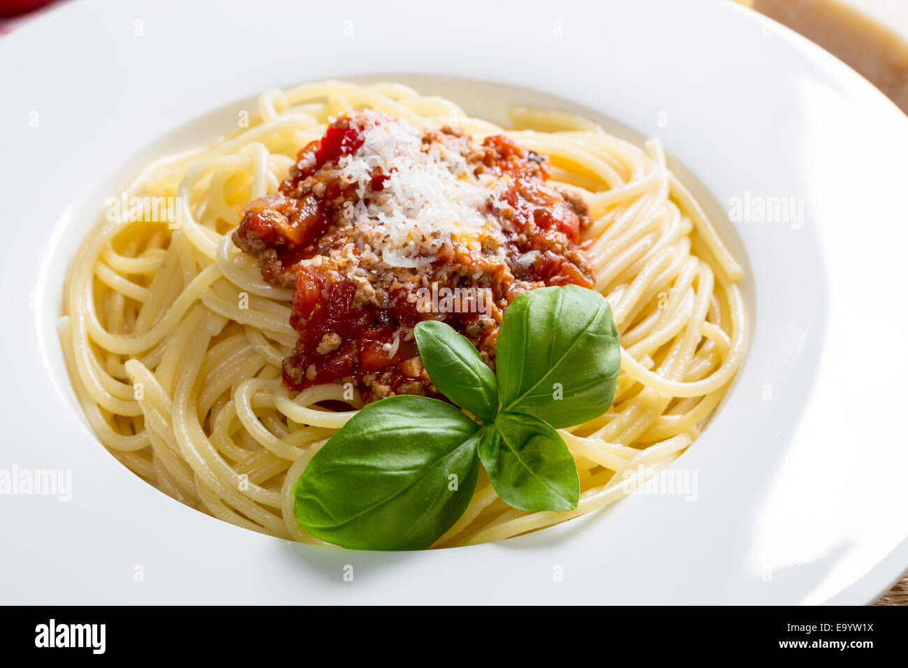 Spaghetti mit Bolognese-Sauce Parmesan und Basilikum. Stockfoto