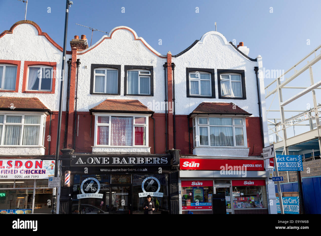 Holländischen Stil Giebel endet über Geschäfte in Brighton Road, Coulsdon, Surrey Stockfoto