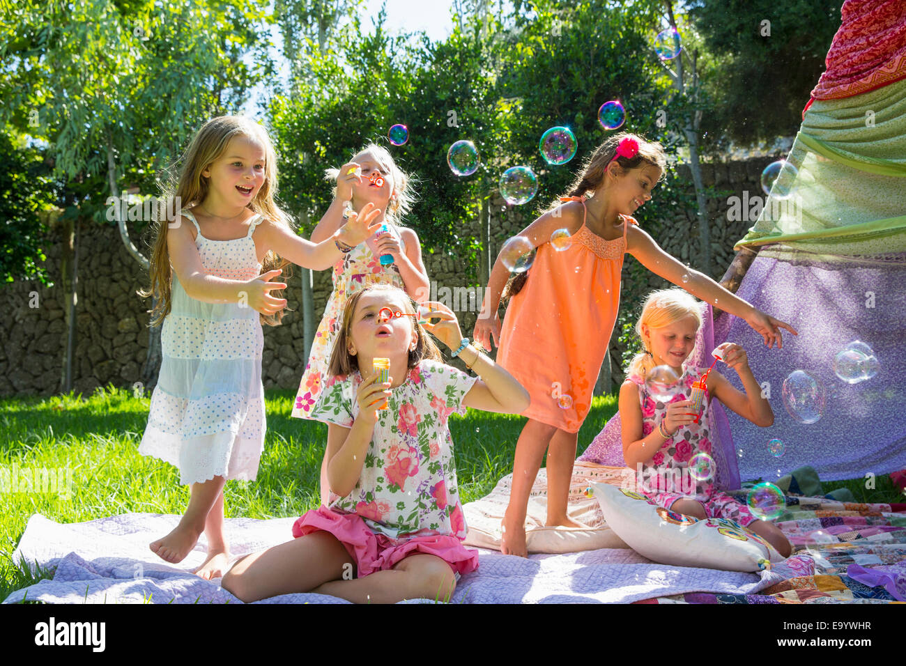 Mädchen bläst Seifenblasen in Sommer-Garten-party Stockfoto