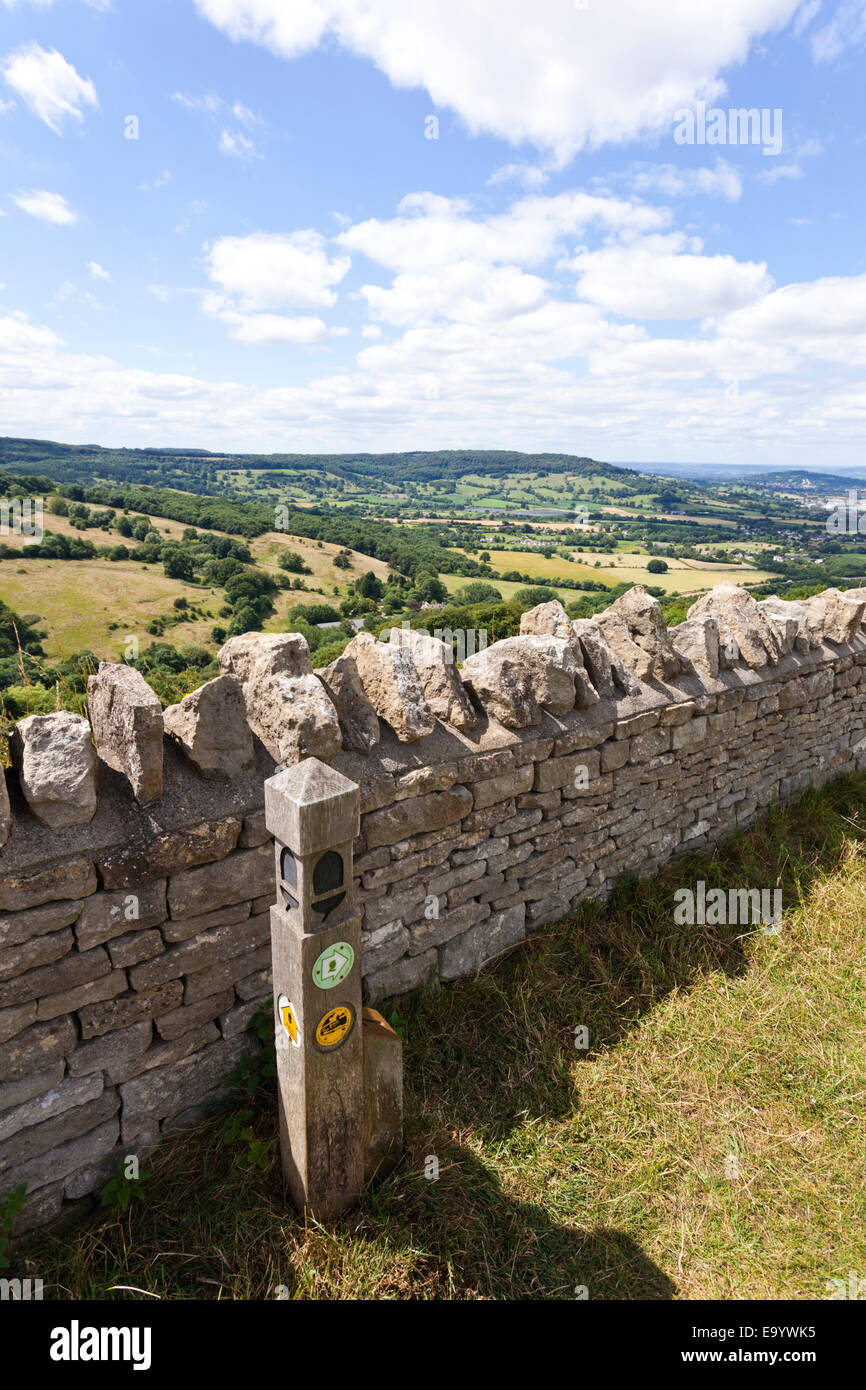 Der Blick von der Cotswold Weise National Trail auf die Cotswold Böschung am Crickley Hill Country Park, Gloucestershire UK Stockfoto