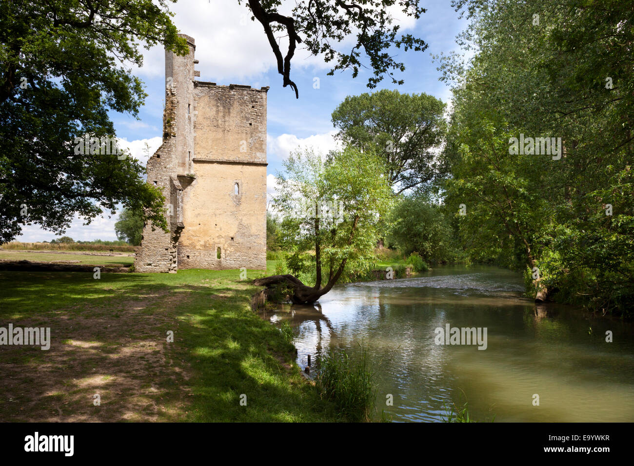 Die malerischen Ruinen der Minster Lovell Halle stehen am Ufer des River Windrush, Minster Lovell, Oxfordshire UK Stockfoto