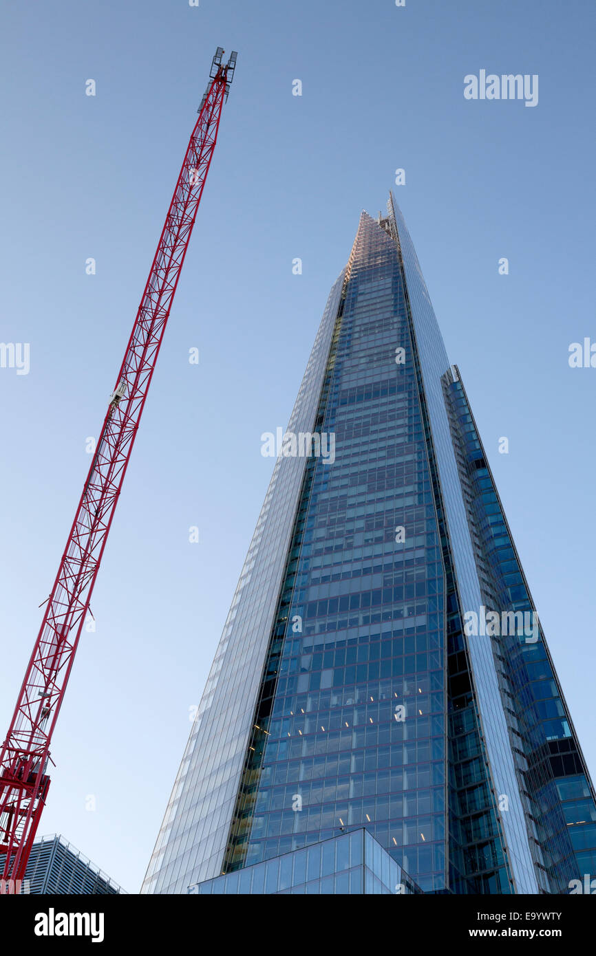 Die Scherbe mit Kran neben Southwark, London Stockfoto