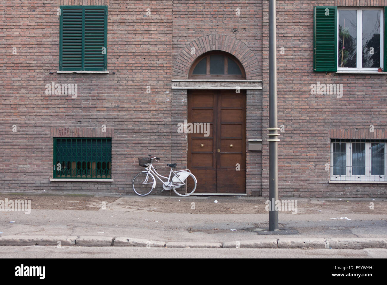 ein Fahrrad auf eine private Tür in Terni, Italien Stockfoto
