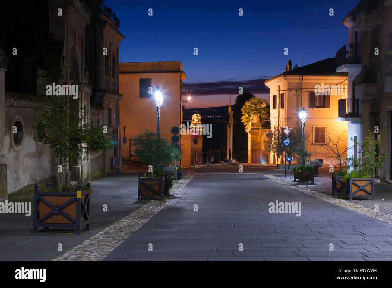 Straße in der Nacht in Magliano Sabina, Italien Stockfoto