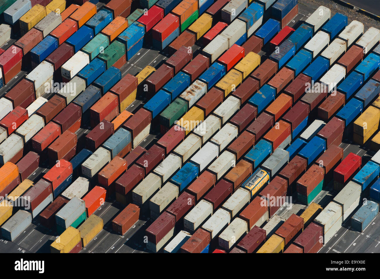Luftaufnahme des abgewinkelten Multi Farbe Ladungsbehälter, Port Melbourne, Melbourne, Victoria, Australien Stockfoto