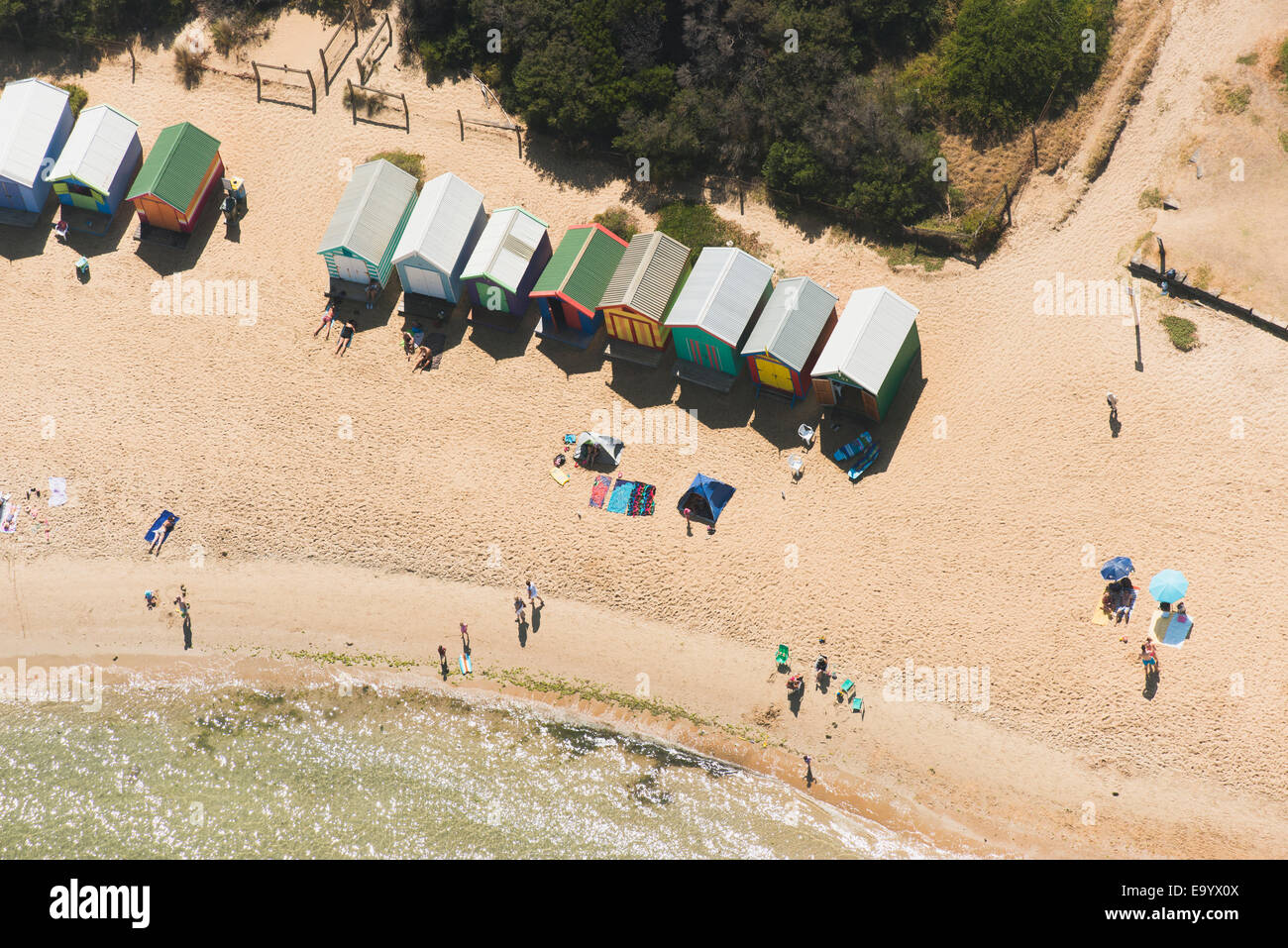 Luftbild von Strandhütten und Urlauber, Port Melbourne, Victoria, Australien Stockfoto