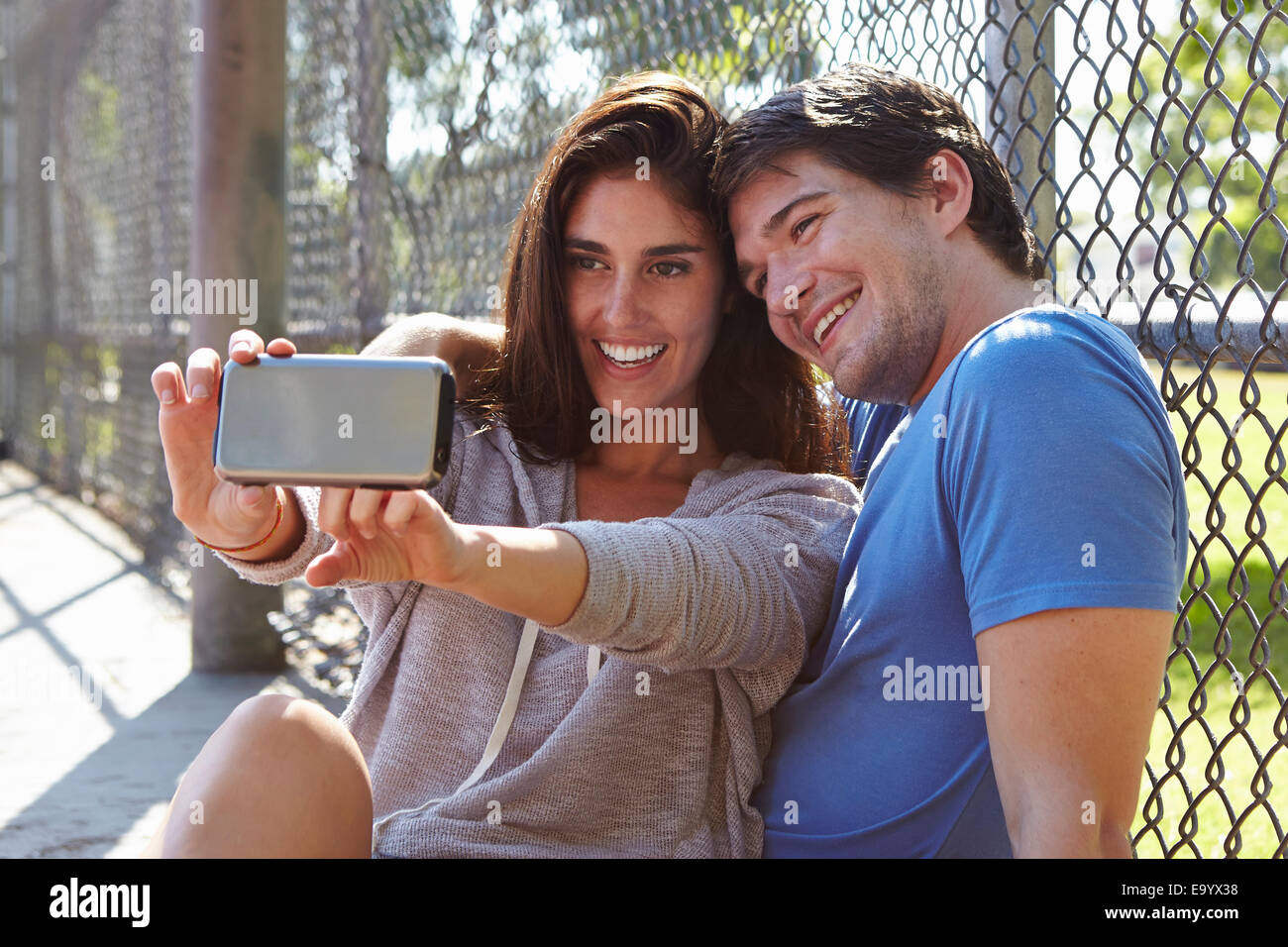Junges Paar nehmen Selfie von Drahtzaun Stockfoto