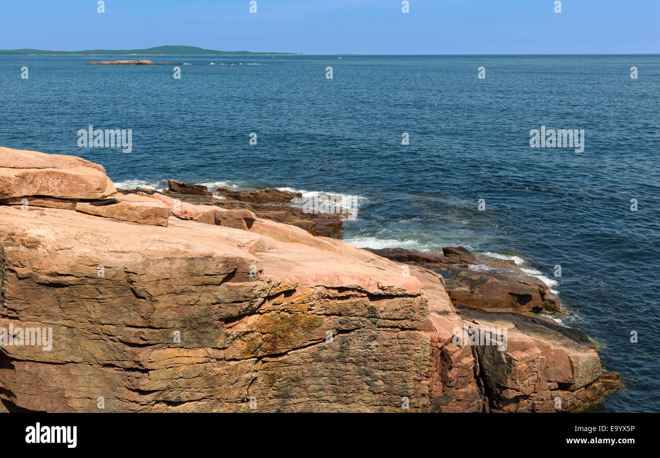 Dies ist ein Blick auf den Eingang zum Frenchman Bay aus einem massiven Felsen am Ufer von Mount Desert Island, Maine zu Tage tretenden. Stockfoto