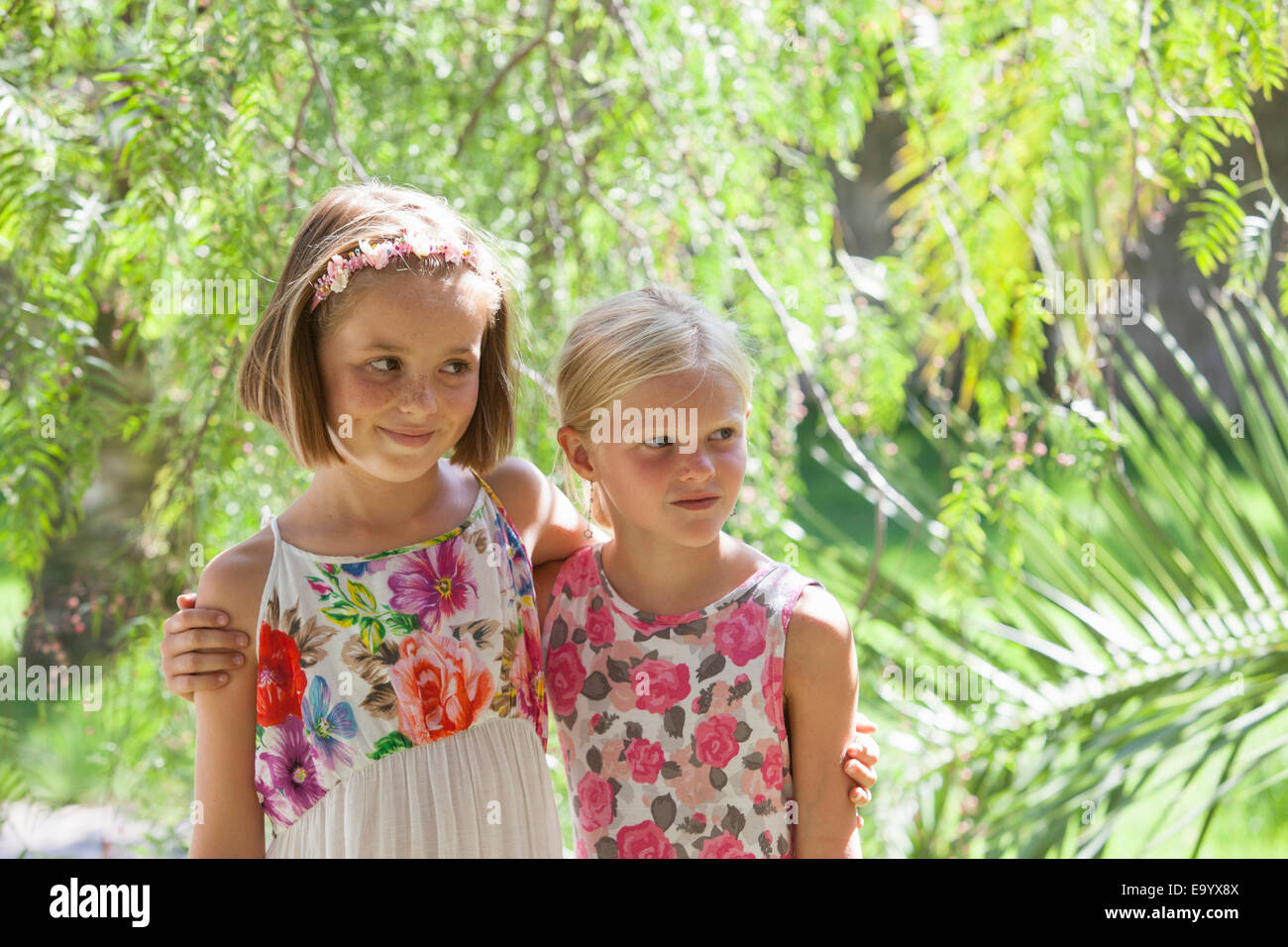 Ehrliches Porträt von zwei Mädchen im Garten wegsehen Stockfoto