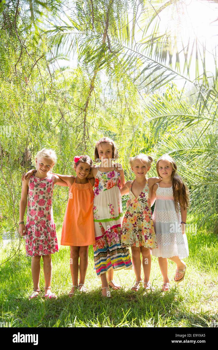 Porträt von fünf Mädchen im Garten Stockfoto