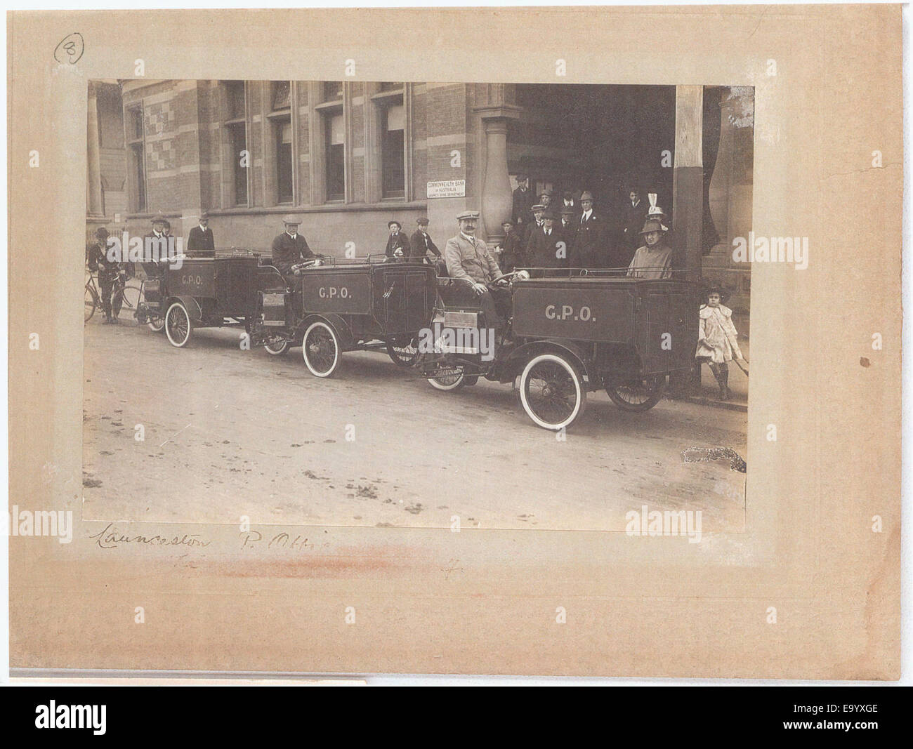 Motor Dreirad außerhalb der Launceston Post. Fahrer eine R Ambrose, E D Pinkard und Roy Perry. Prüfer sehen 14. Juni 1913 s. 7 Motor Dreiräder ausserhalb Launceston Postamt Fahrer A R 13995767318 o Stockfoto