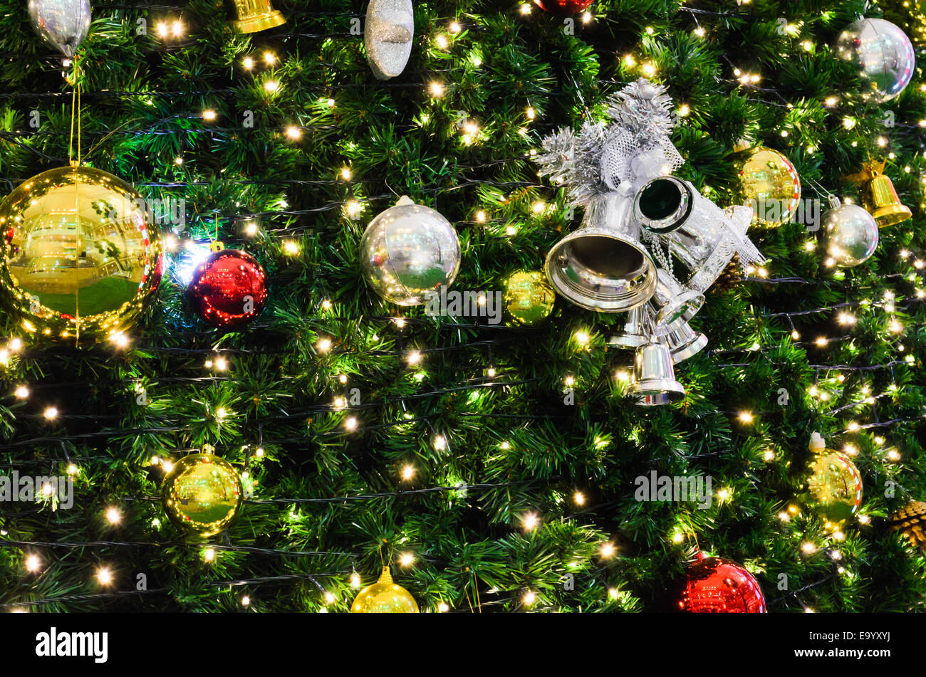 Dekorative Silberne Glocke auf einem Weihnachtsbaum, der wunderschön ist Stockfoto