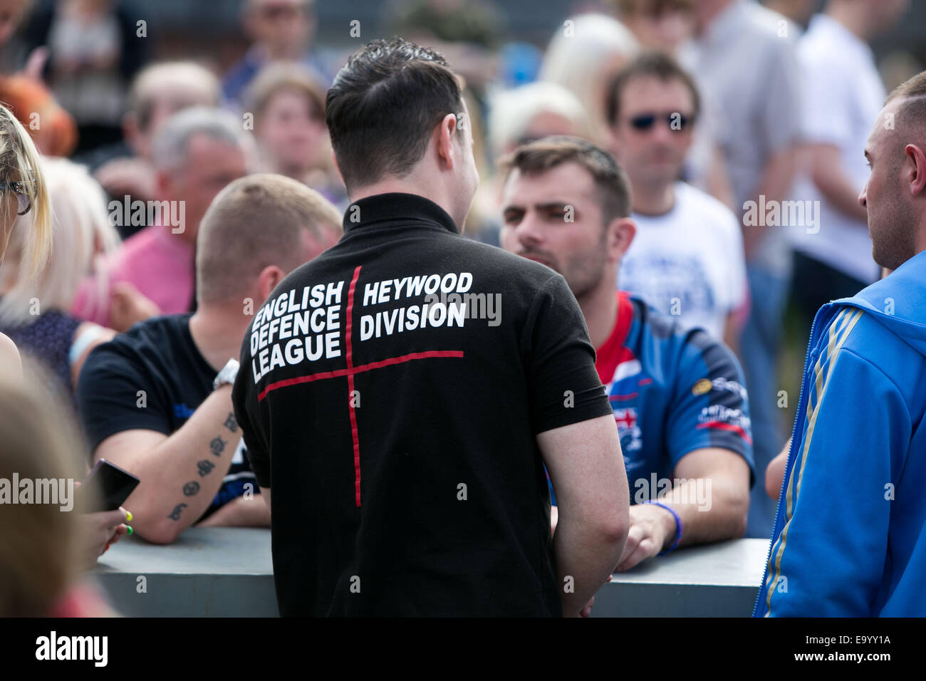 Ein Service in Erinnerung an Schlagzeuger Lee Rigby in Middleton.A Mann trägt ein English Defence League T-Shirt Stockfoto