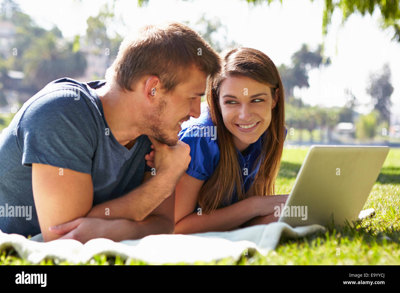 Paar mit Laptop im park Stockfoto