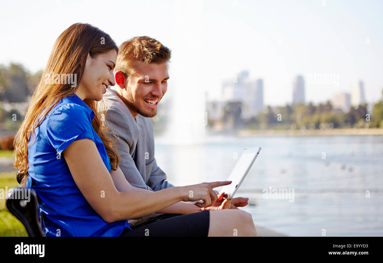 Geschäftsmann und Frau mit Laptop von Lake, Echo Park, Los Angeles, Kalifornien, USA Stockfoto