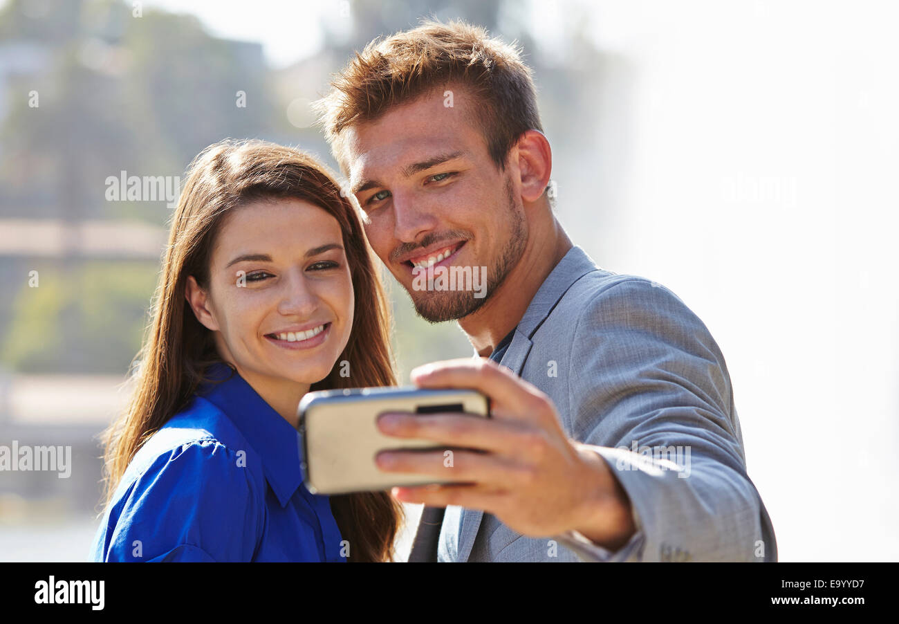 Geschäftsmann und Frau nehmen selfie Stockfoto
