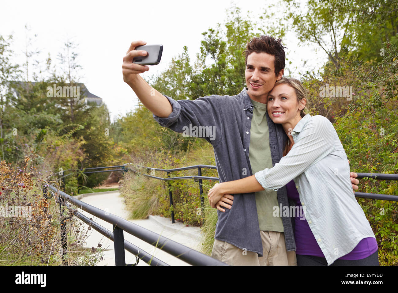 Paar unter selfie in Park Stockfoto