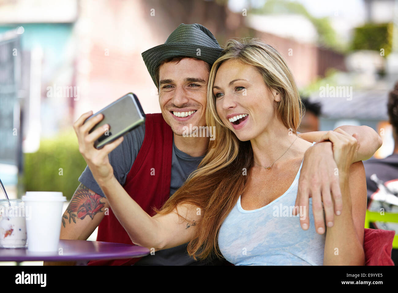 Paar nehmen Selfie im café Stockfoto