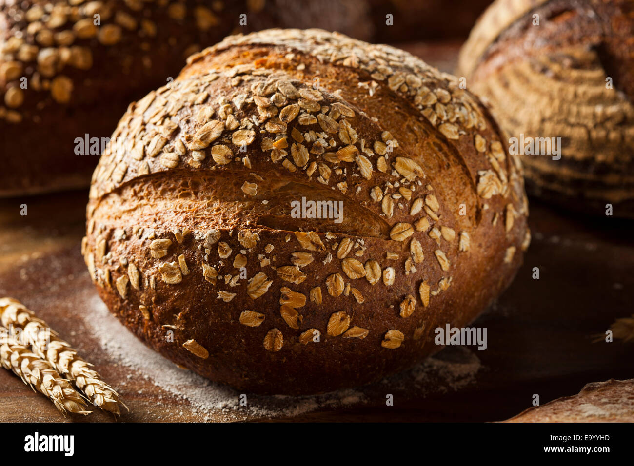 Frisch gebackenes Vollkornbrot auf einem Hintergrund Stockfoto