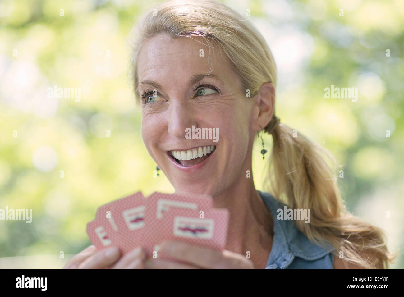 Reife Frau Spielkarten Stockfoto