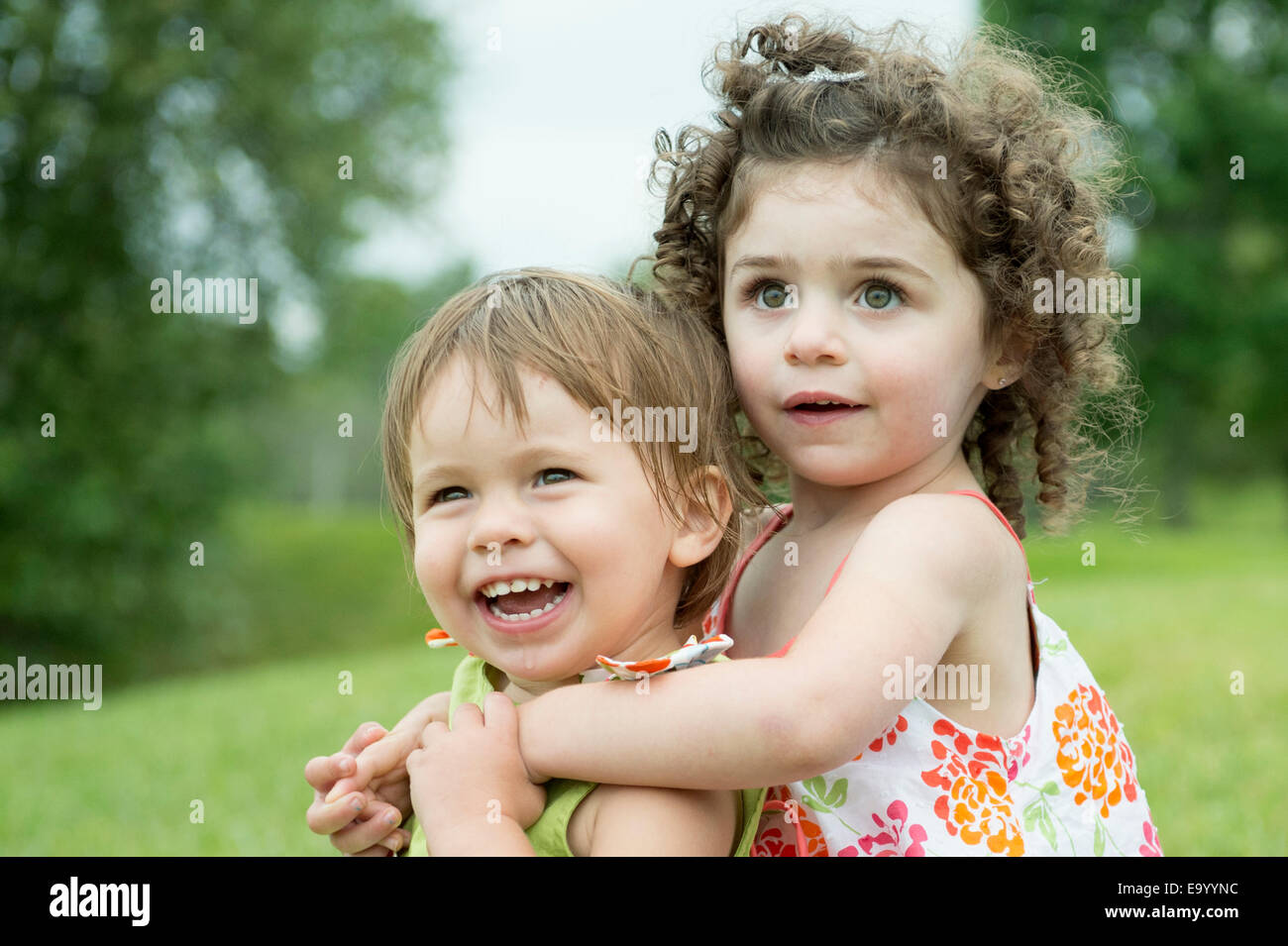 Porträt von zwei Kleinkinder spielen Stockfoto