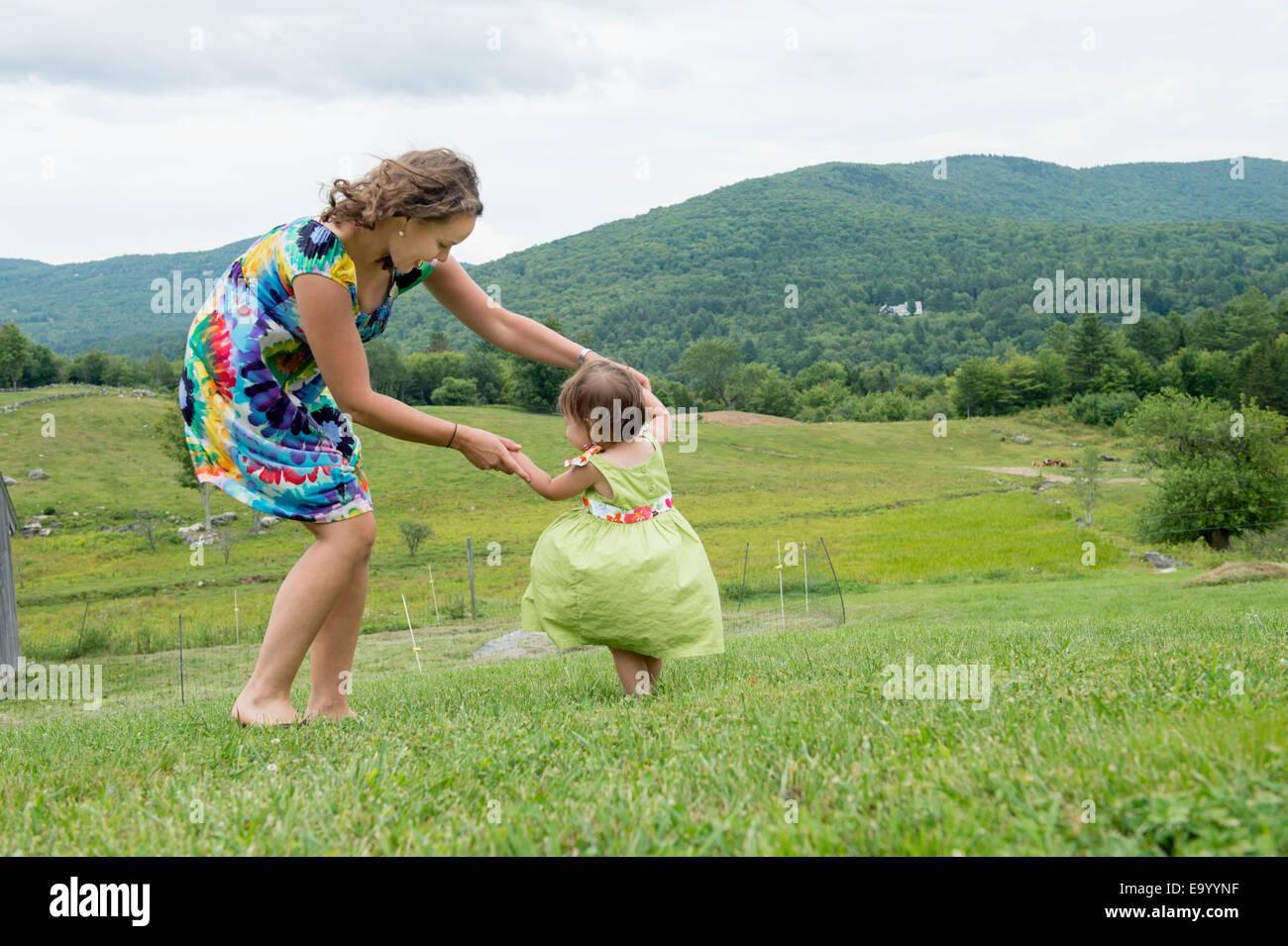 Mutter und Tochter zusammen tanzen im Feld Stockfoto