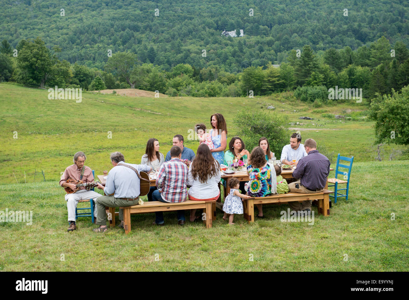 Familie mit Essen zusammen und Geselligkeit, im freien Stockfoto