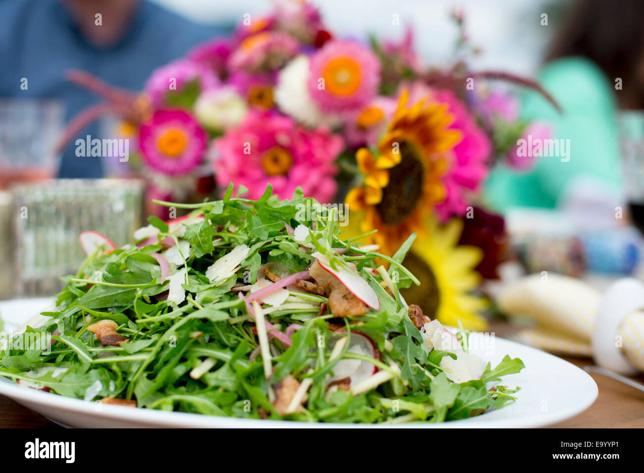 Frischer Salat auf Teller, servierbereit Stockfoto