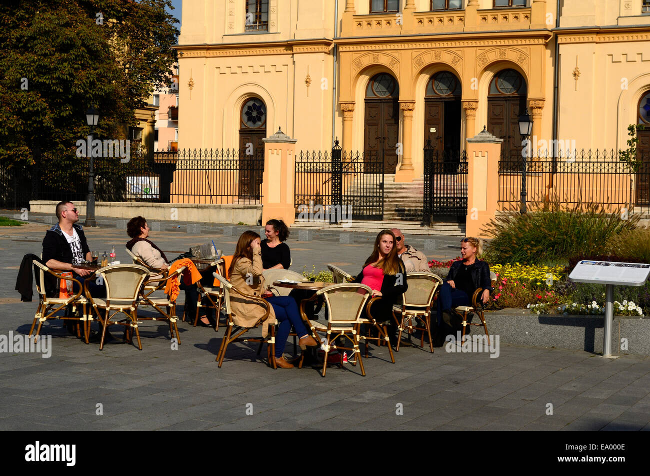 Terrasse vor der Synagoge am Kossuth Lajos Ter Platz, Pecs Ungarn Europa Stockfoto