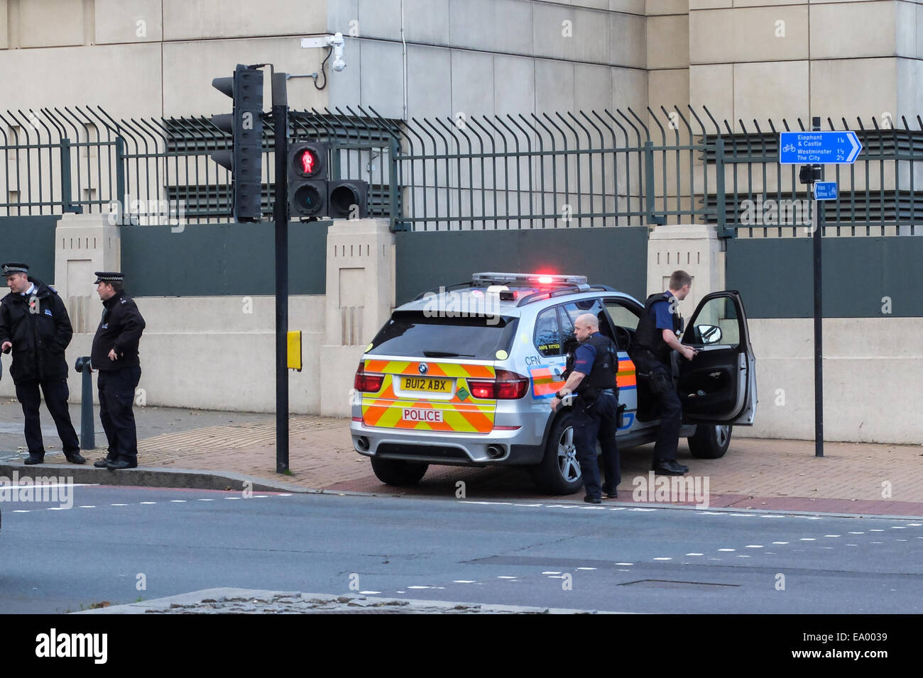 London, UK. 4. November 2014. Bewaffnete Polizei zusammen mit der Metropolitan Police Dog Abschnitt behandeln ein verdächtiges Paket in der Nähe der MI6 Gebäude an der Vauxhall Bridge. Es wurde später gefunden, um einen Fehlalarm. Bildnachweis: Pflaster Presse Bilder/Alamy Live-Nachrichten Stockfoto