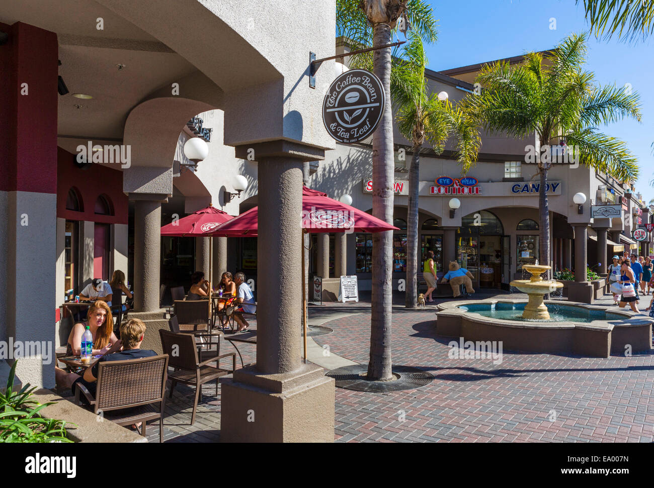 Café und Geschäfte auf der Main Street in der Innenstadt von Huntington Beach, Orange County, Kalifornien, USA Stockfoto