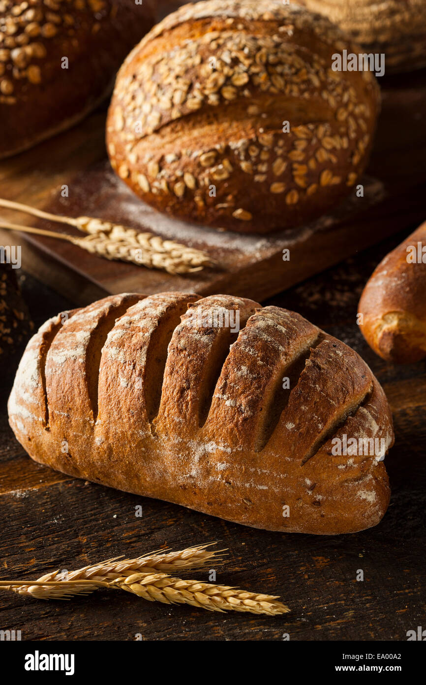 Frisch gebackenes Roggenbrot auf einem Hintergrund Stockfoto