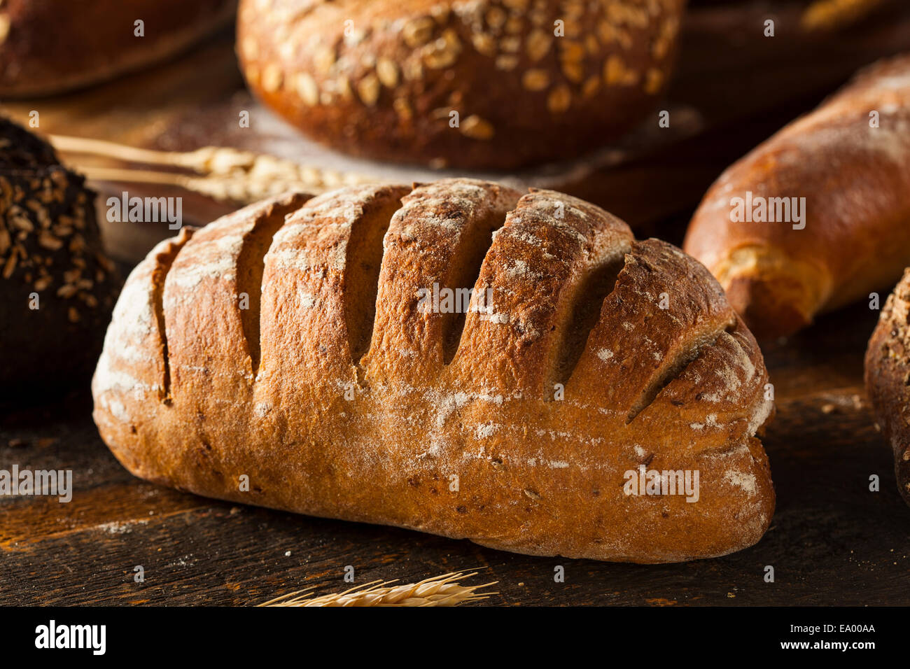 Frisch gebackenes Roggenbrot auf einem Hintergrund Stockfoto