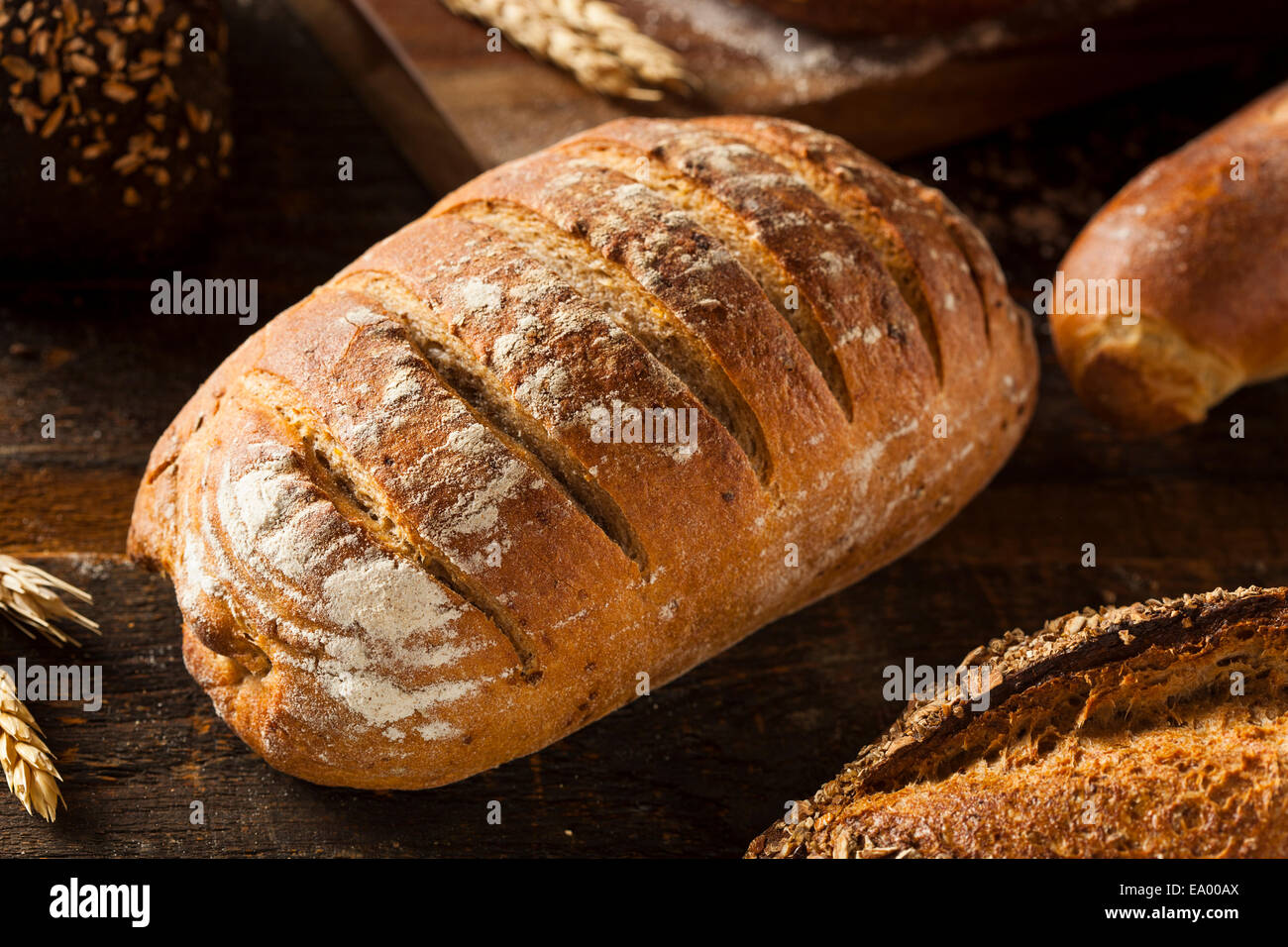 Frisch gebackenes Roggenbrot auf einem Hintergrund Stockfoto