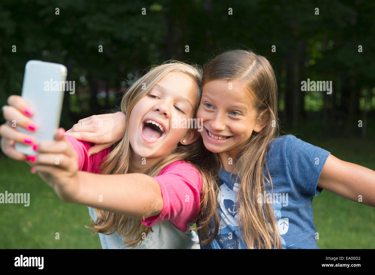 Mädchen, die Selfie in Garten Stockfoto