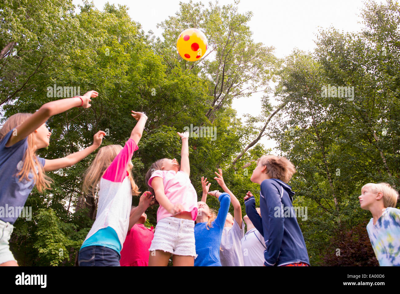 Kinder spielen Ball Spiel im Garten Stockfoto