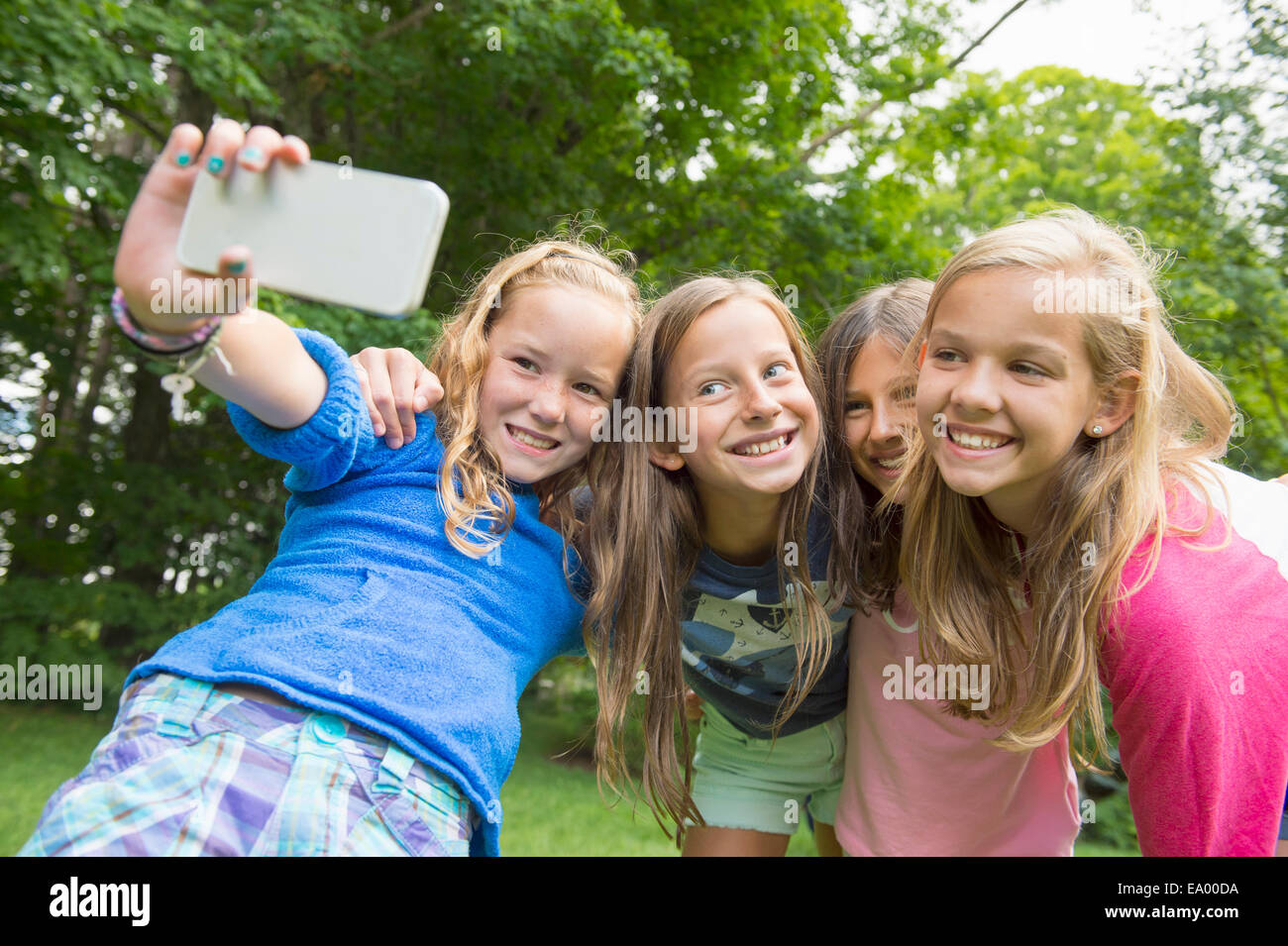 Mädchen, die Selfie in Garten Stockfoto