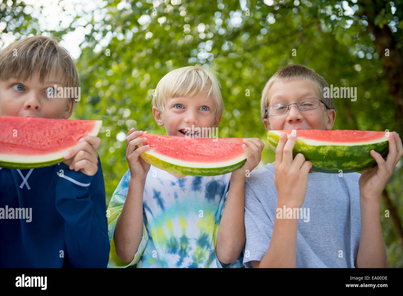 Freunde Essen Wassermelonen im Garten Stockfoto