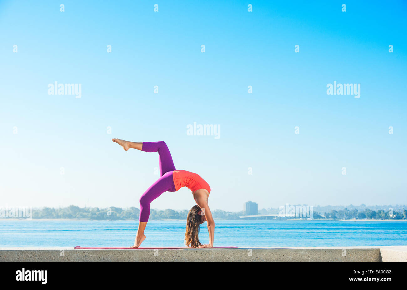 Junge Frau üben Yogaposition am Pacific Beach, San Diego, Kalifornien, USA Stockfoto