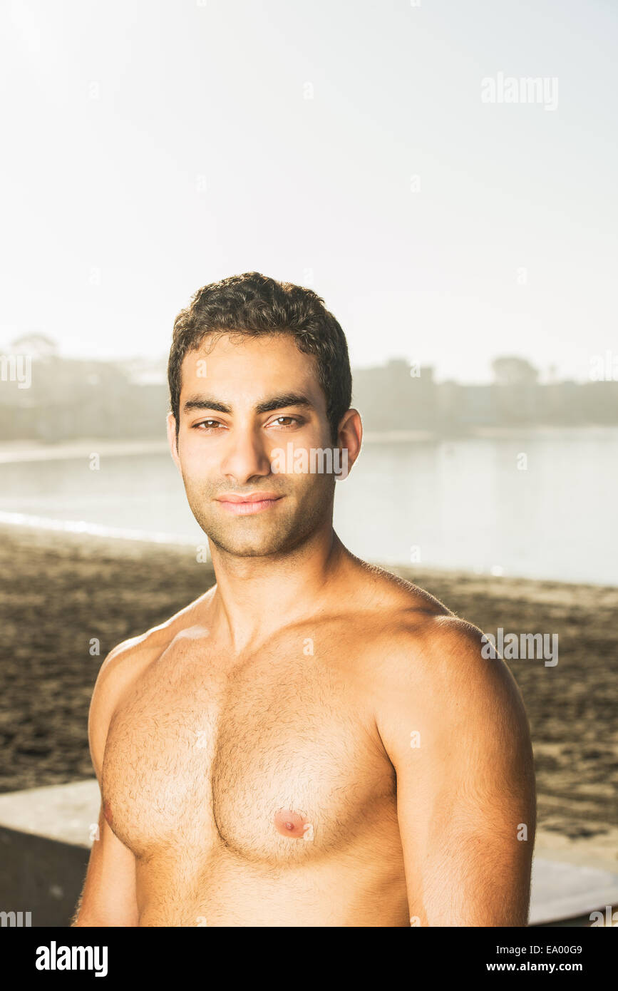 Porträt von gut aussehenden jungen Mann am Pacific Beach, San Diego, Kalifornien, USA Stockfoto