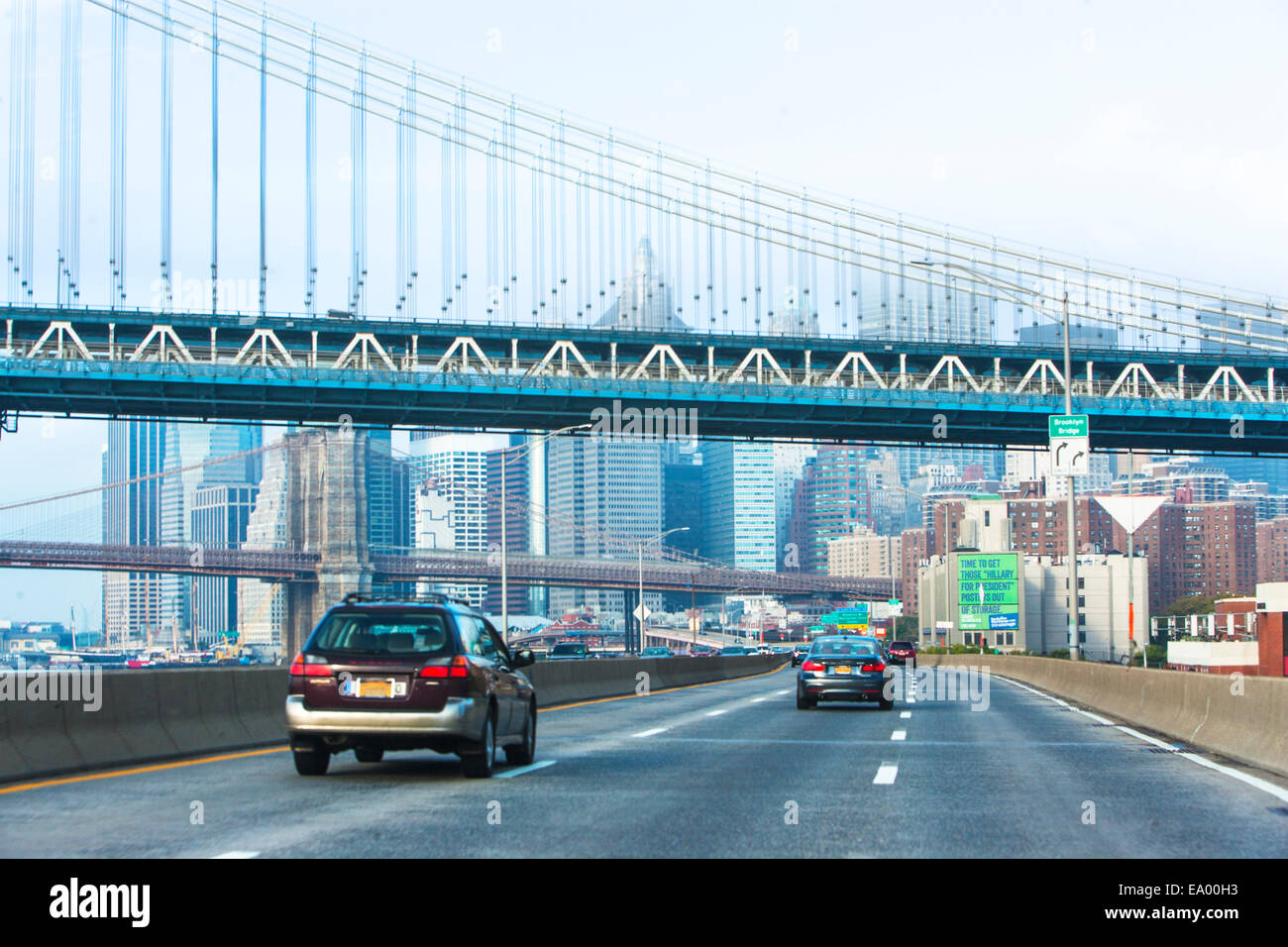 Autobahn mit Manhattan und die Brooklyn Bridge, Lower Manhattan, New York, USA Stockfoto