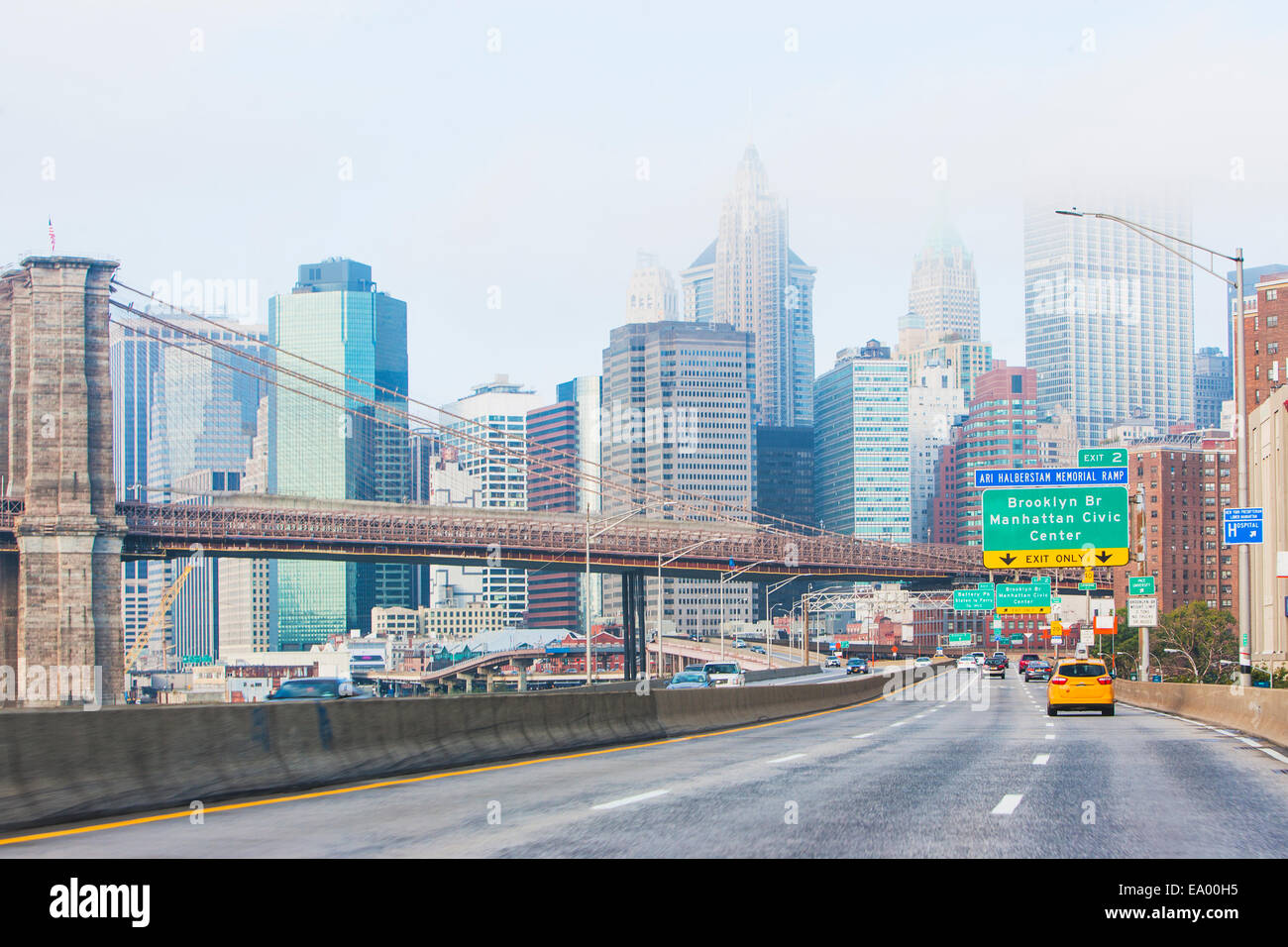 Autobahn und Brooklyn Bridge, Lower Manhattan, New York, USA Stockfoto