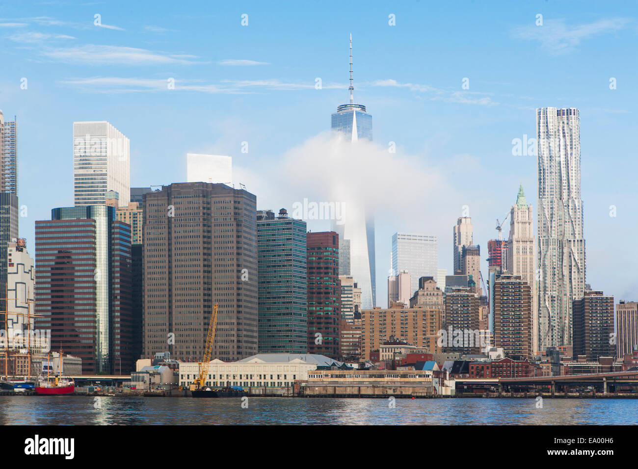 Blick auf den East River und Lower Manhattan, New York, USA Stockfoto