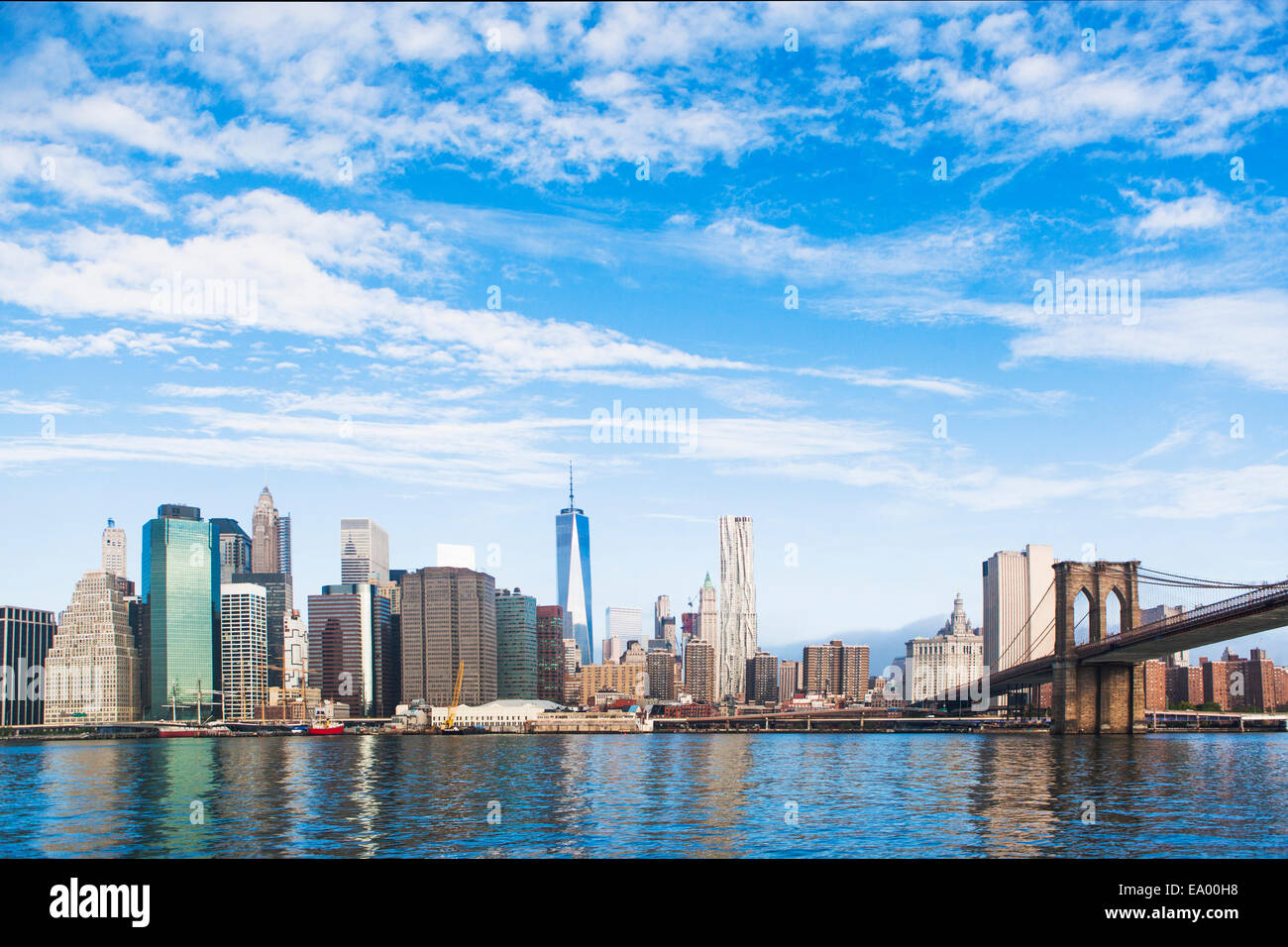 Blick auf die Brooklyn Bridge und Lower Manhattan Skyline, New York, USA Stockfoto