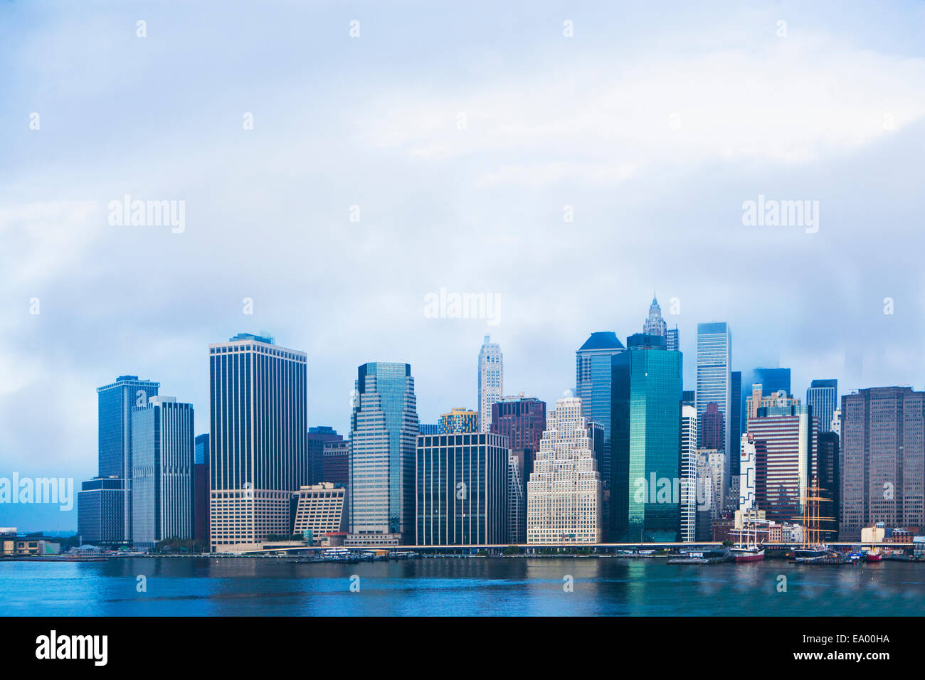 Blick auf den East River und Lower Manhattan Skyline, New York, USA Stockfoto