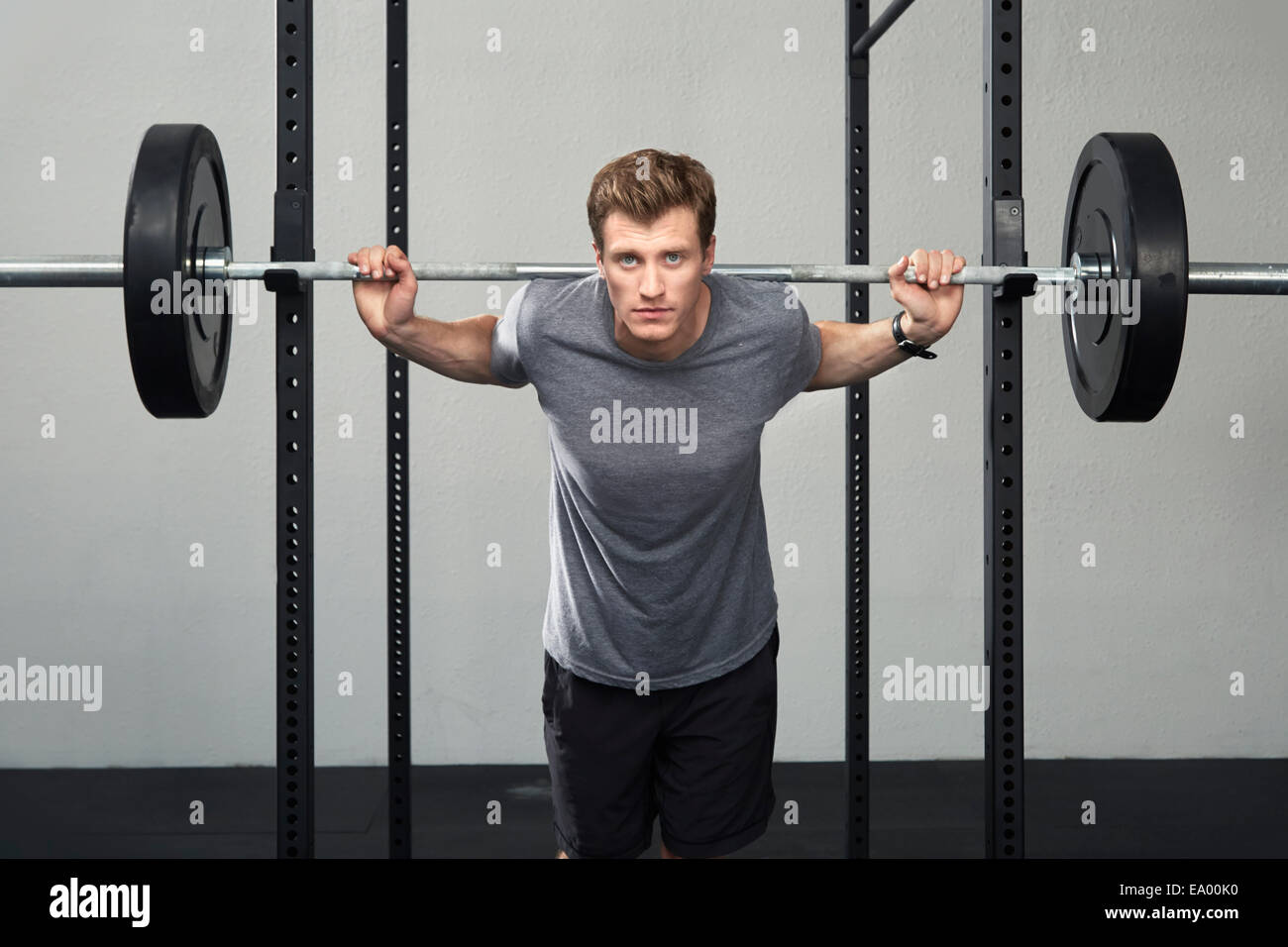 Porträt von Mitte erwachsenen männlichen Gewichtheber heben Langhantel im Fitness-Studio Stockfoto